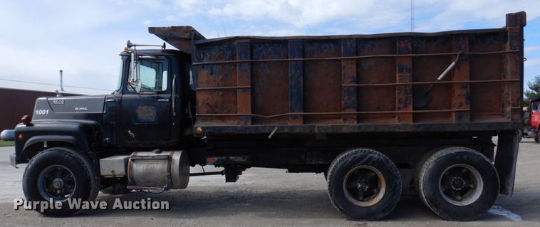 image for item MU9530 1974 Mack RL685LS  dump truck