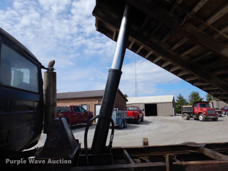 image for item MU9530 1974 Mack RL685LS  dump truck