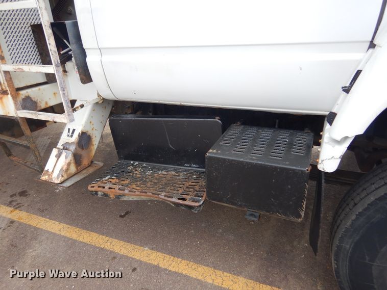 image for item MX9884 2002 GMC C7500  forestry bucket truck