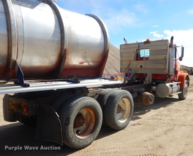 image for item MX9894 1996 International 9300  semi truck