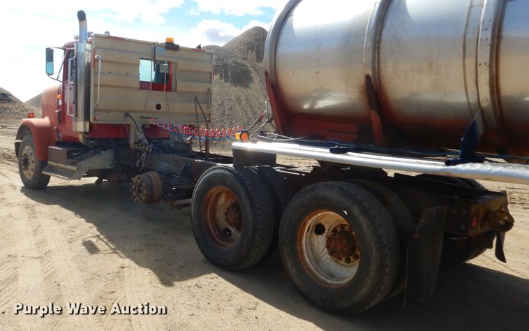 image for item MX9894 1996 International 9300  semi truck