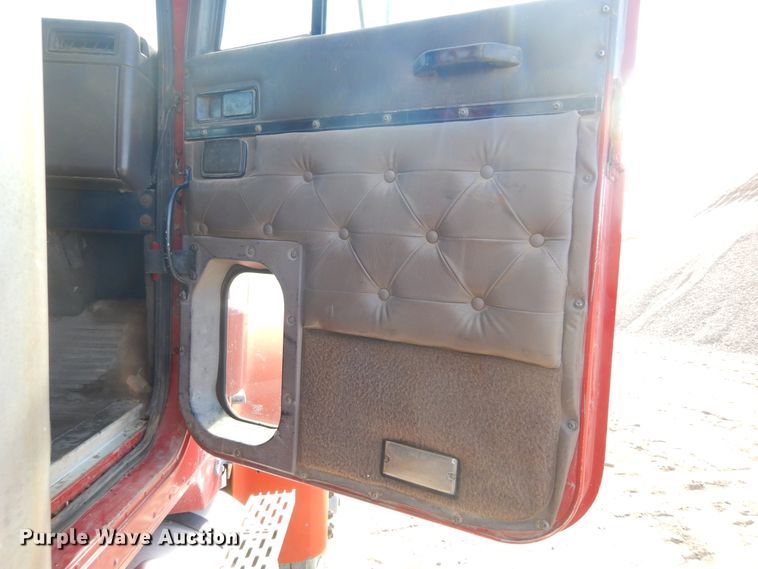 image for item MX9894 1996 International 9300  semi truck