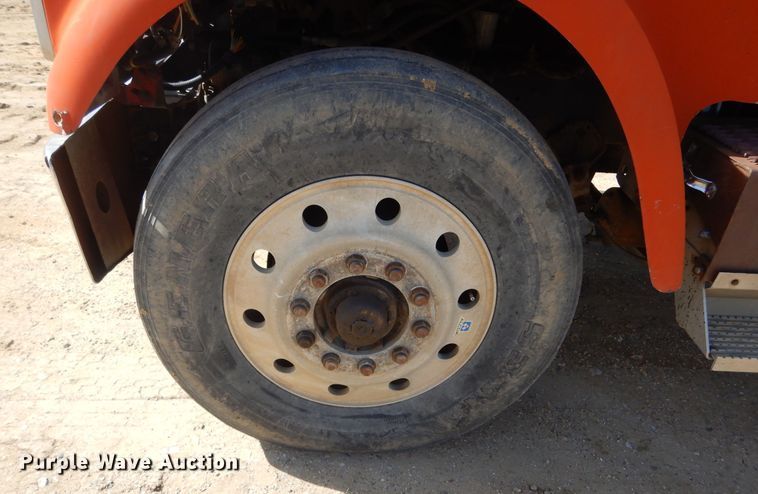 image for item MX9894 1996 International 9300  semi truck