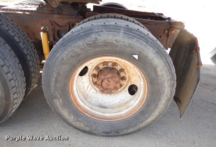 image for item MX9894 1996 International 9300  semi truck