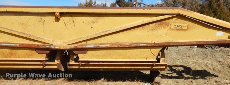 image for item MX9897 1982 Lance B20B39  bottom dump trailer