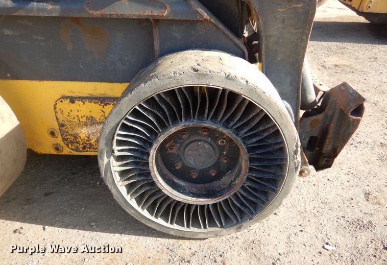 image for item MX9902 2013 New Holland L220  skid steer loader