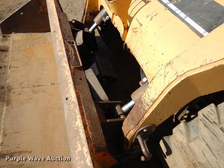 image for item MX9903 2005 Caterpillar 262B  skid steer loader