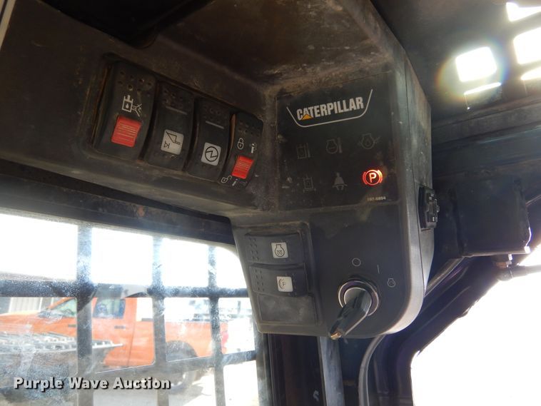 image for item MX9903 2005 Caterpillar 262B  skid steer loader