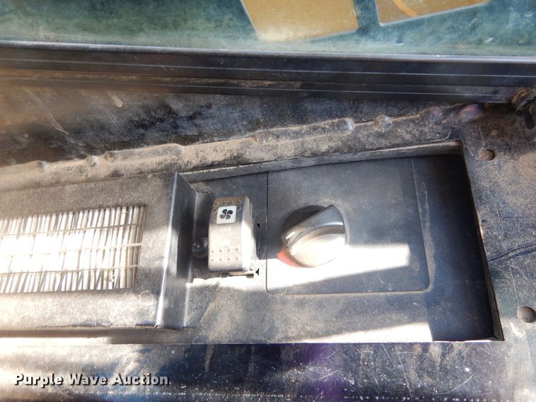 image for item MX9903 2005 Caterpillar 262B  skid steer loader