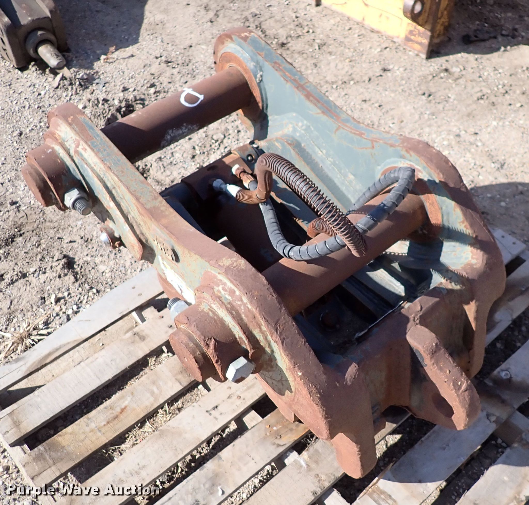 JRB PC300 quick coupler in Wichita, KS Item DC4059 sold Purple Wave