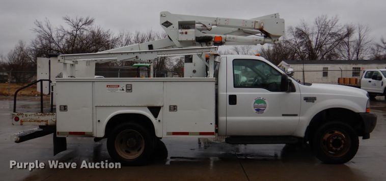 image for item DH8220 2002 Ford F550 Super Duty  bucket truck