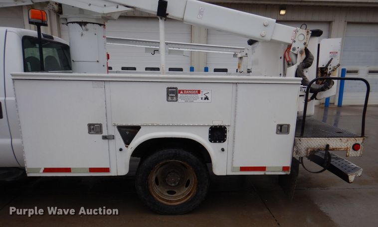image for item DH8220 2002 Ford F550 Super Duty  bucket truck