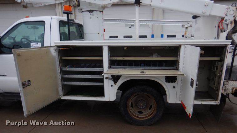 image for item DH8220 2002 Ford F550 Super Duty  bucket truck