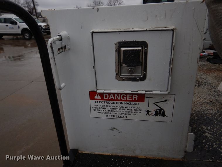 image for item DH8220 2002 Ford F550 Super Duty  bucket truck