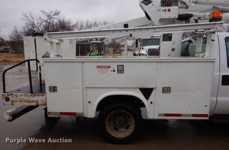 image for item DH8220 2002 Ford F550 Super Duty  bucket truck