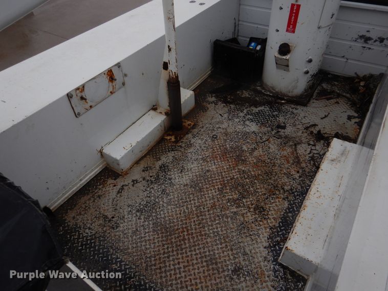 image for item DH8220 2002 Ford F550 Super Duty  bucket truck