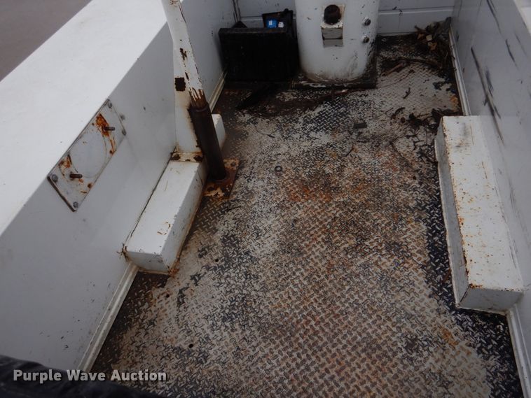 image for item DH8220 2002 Ford F550 Super Duty  bucket truck