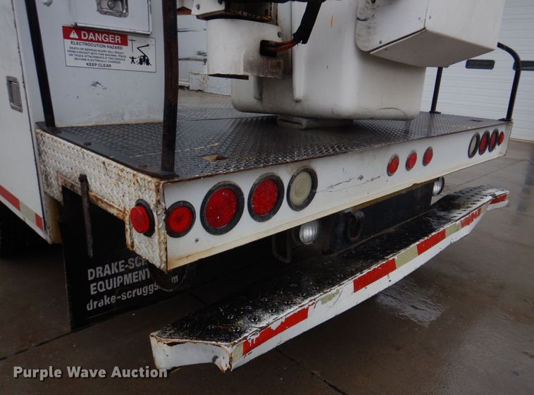 image for item DH8220 2002 Ford F550 Super Duty  bucket truck