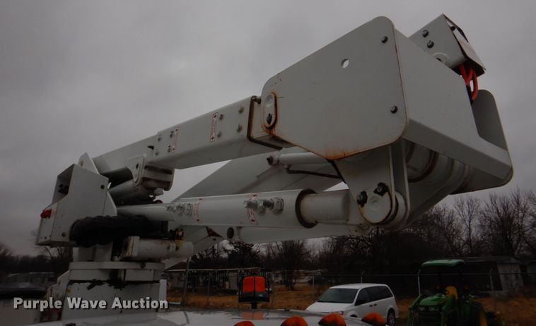 image for item DH8220 2002 Ford F550 Super Duty  bucket truck