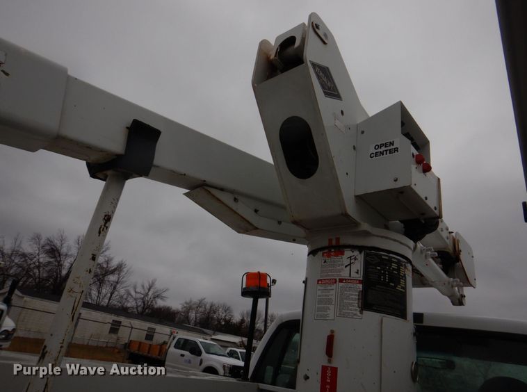 image for item DH8220 2002 Ford F550 Super Duty  bucket truck