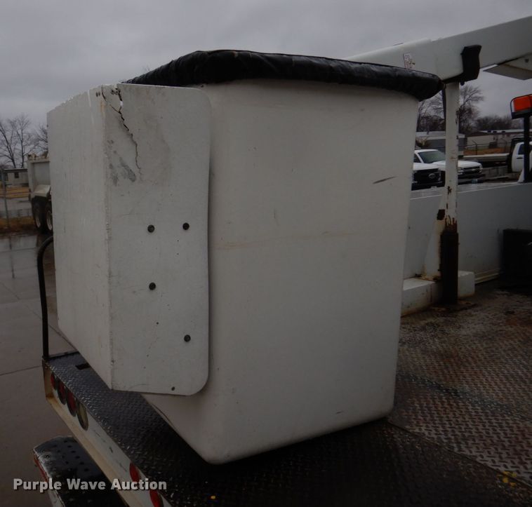 image for item DH8220 2002 Ford F550 Super Duty  bucket truck