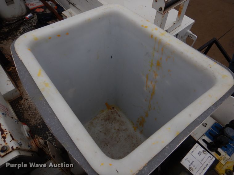 image for item DH8220 2002 Ford F550 Super Duty  bucket truck