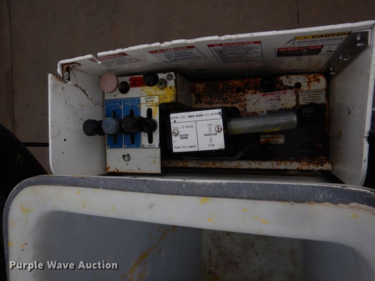 image for item DH8220 2002 Ford F550 Super Duty  bucket truck