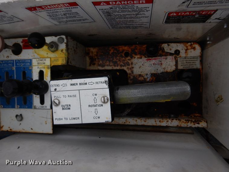 image for item DH8220 2002 Ford F550 Super Duty  bucket truck