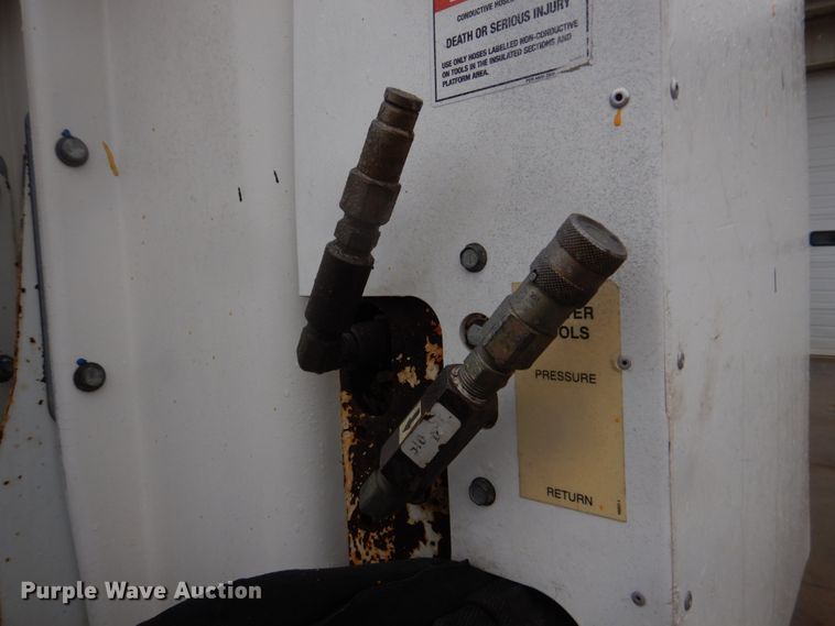 image for item DH8220 2002 Ford F550 Super Duty  bucket truck