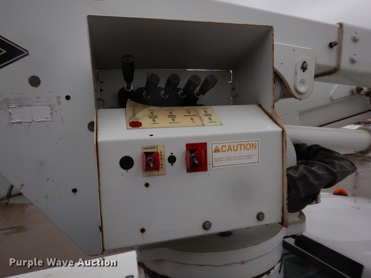 image for item DH8220 2002 Ford F550 Super Duty  bucket truck