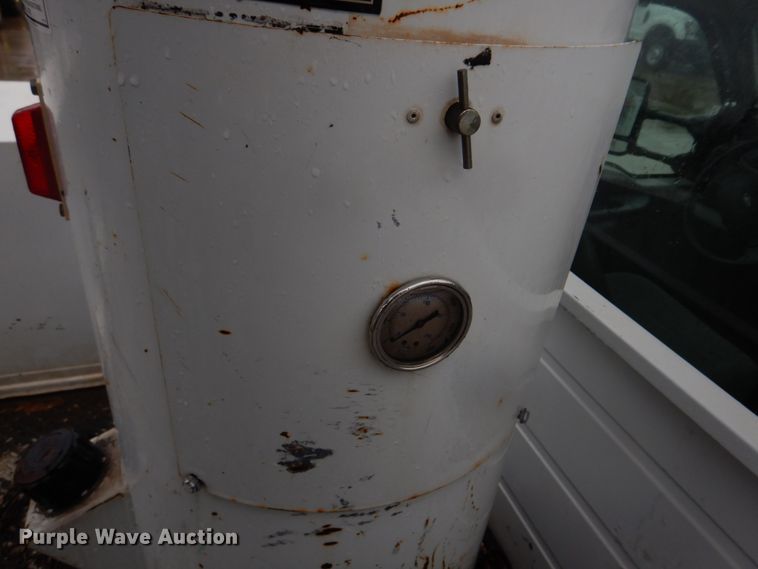 image for item DH8220 2002 Ford F550 Super Duty  bucket truck