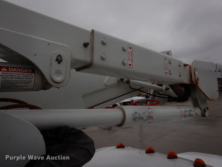 image for item DH8220 2002 Ford F550 Super Duty  bucket truck