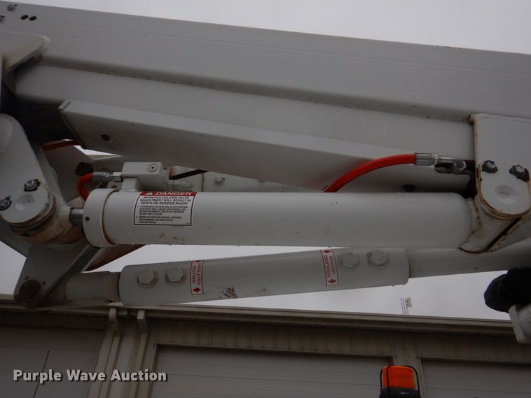 image for item DH8220 2002 Ford F550 Super Duty  bucket truck