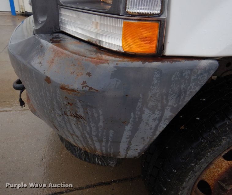 image for item DH8220 2002 Ford F550 Super Duty  bucket truck