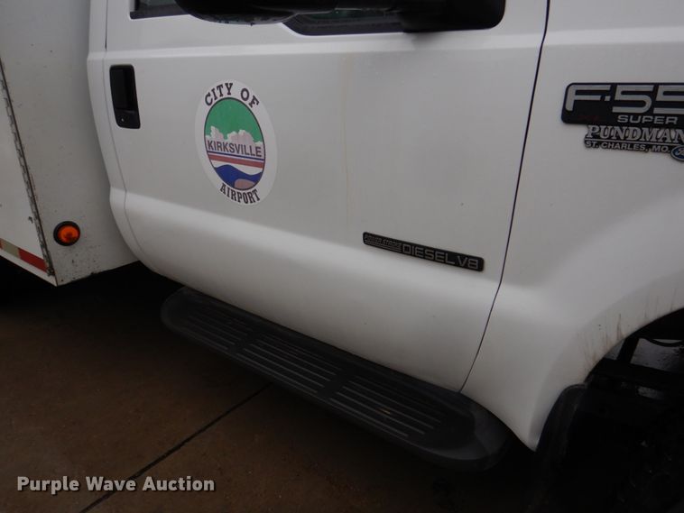 image for item DH8220 2002 Ford F550 Super Duty  bucket truck