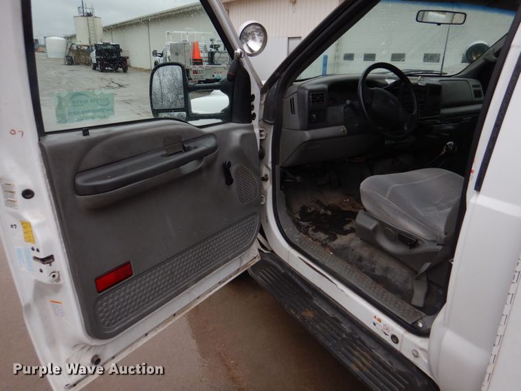 image for item DH8220 2002 Ford F550 Super Duty  bucket truck