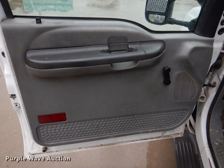 image for item DH8220 2002 Ford F550 Super Duty  bucket truck