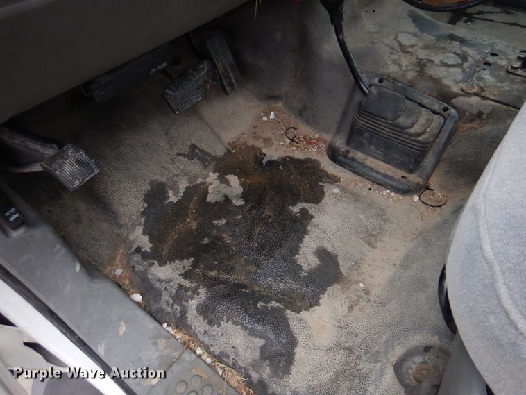 image for item DH8220 2002 Ford F550 Super Duty  bucket truck