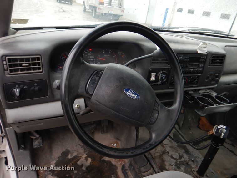 image for item DH8220 2002 Ford F550 Super Duty  bucket truck