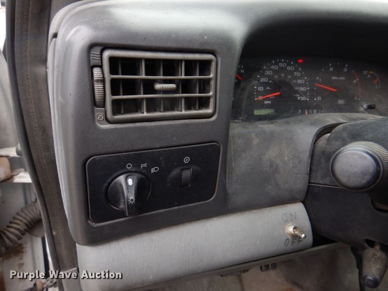 image for item DH8220 2002 Ford F550 Super Duty  bucket truck