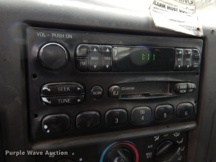 image for item DH8220 2002 Ford F550 Super Duty  bucket truck