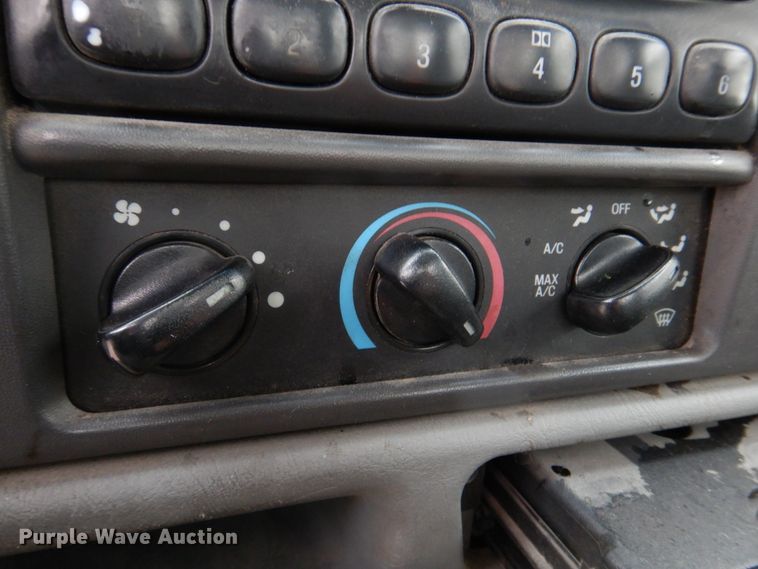 image for item DH8220 2002 Ford F550 Super Duty  bucket truck