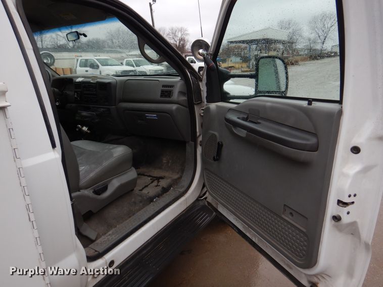 image for item DH8220 2002 Ford F550 Super Duty  bucket truck