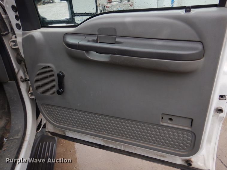 image for item DH8220 2002 Ford F550 Super Duty  bucket truck