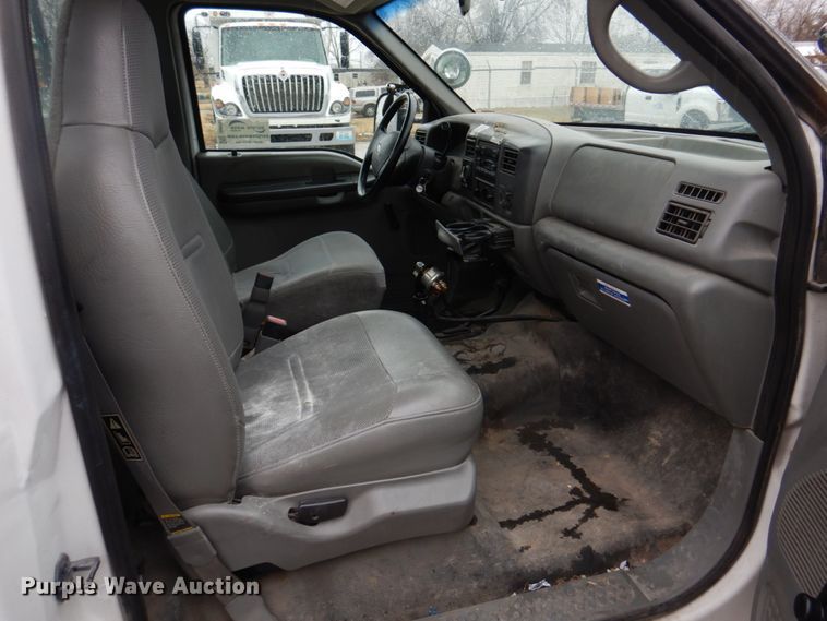 image for item DH8220 2002 Ford F550 Super Duty  bucket truck