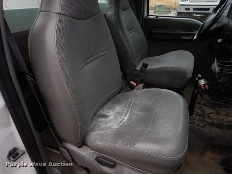 image for item DH8220 2002 Ford F550 Super Duty  bucket truck