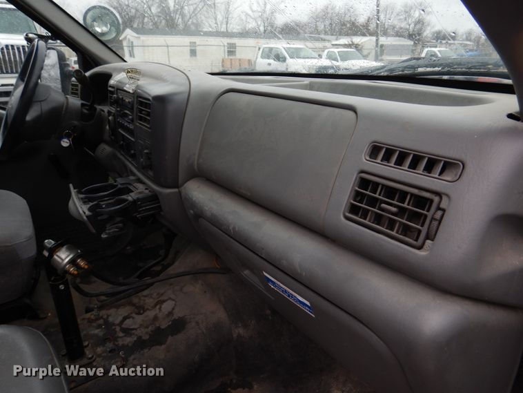 image for item DH8220 2002 Ford F550 Super Duty  bucket truck