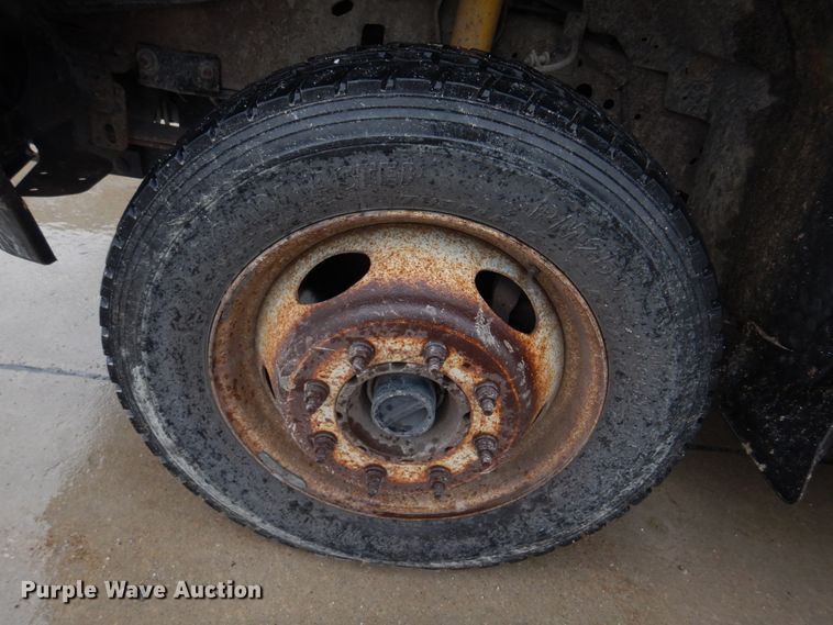 image for item DH8220 2002 Ford F550 Super Duty  bucket truck