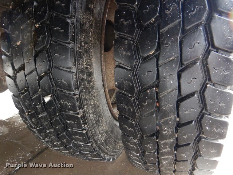 image for item DH8220 2002 Ford F550 Super Duty  bucket truck