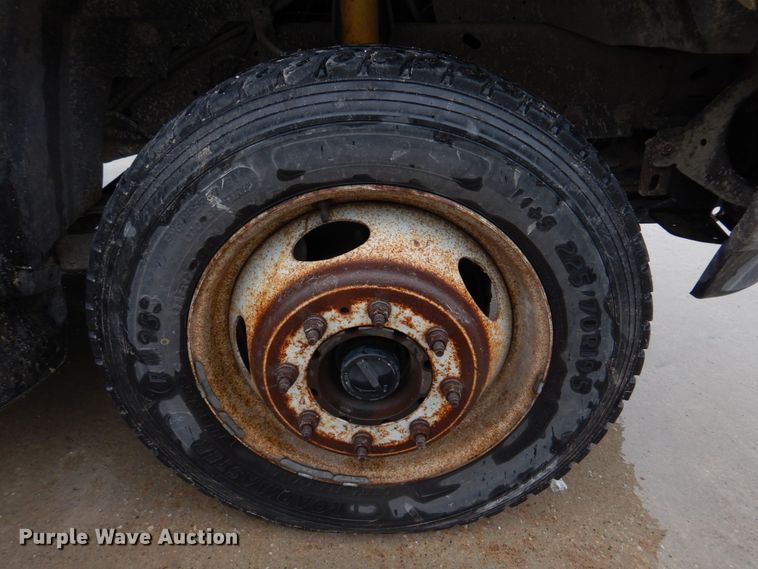 image for item DH8220 2002 Ford F550 Super Duty  bucket truck